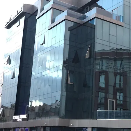 Skyport Aparthotel 3*